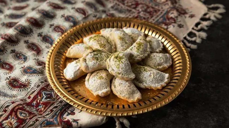 قطاب پستهای یزدی؛ تردی لذیذ با طعمی دلچسب از دل یزد